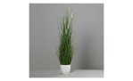 Gras 130 cm in grün mit weißen Applikationen und Untertopf. Auf einem grauen Hintergrund.