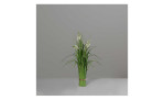 Stehgras 60 cm aus Kunststoff in grün mit weißen Applikationen. Auf einem grauen Hintergrund.