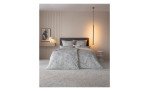 Modernes Schlafzimmer mit Paisley Estella Mako-Satin-Bettwäsche Diana, Pendelleuchte, Wandkunst, Lampe und einem beigen Teppich.