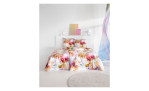 Ein Bett mit Estella Mako-Satin-Bettwäsche Alison und ein Kissenbezug in einem pastellfarbenen, minimalistischen weißen Zimmer mit einem runden Teppich.