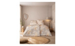 Gemütliches Schlafzimmer mit beiger geometrischer Estella Mako-Satin-Bettwäsche Silvio, rundem Juteteppich, Hängelampe und kleiner Pflanze.