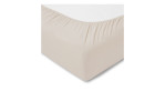 Das Estella Jersey-Spannbettlaken 150 x 200 cm in Beige sitzt passgenau auf einer weißen Matratze.