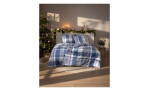 Gemütliches Bett mit Estella Flanell-Bettwäsche Ambros 135x200 cm, warm beleuchtet und mit Baum, Kerzen und Girlande geschmückt.