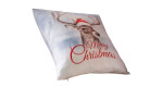 Bunte Kissenhülle Santa Wilbur 50x50 cm aus Baumwolle mit Rentier und "Merry Christmas" auf verschneitem Weiß.