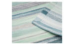 Nahaufnahme von Ambiente Trendlife Tischläufer Pina Colada 40x140 cm mit gestreifter Synthetikfaser in Salbei Grün, Blau, Grau, Weiß.