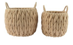 Großer Deko-Korb Sand: Zwei beigefarbene, grob gestrickte Aufbewahrungskörbe mit Griffen, einer groß (25 cm tief), auf weißem Grund.