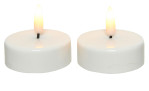 Zwei LED-Teelichter aus dem Set 5,5 cm (2 tlg.) seitlich nebeneinander auf weißem Hintergrund platziert.
