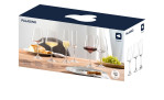 Kelchglasset Paladino 12-tlg. Set besteht aus 12 transparenten Weingläsern, die mit Speisen auf einem Holztisch präsentiert werden.