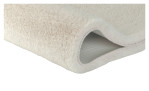 Nahaufnahme des Kleine Wolke Badteppichs Cony (60x100cm), hellbeige, Synthetikfaser, rutschfeste graue Rückseite.