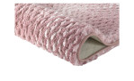 Nahaufnahme des rosafarbenen Badteppichs Cory 60 x 100 cm von Kleine Wolke mit einer eingerollten Ecke, die die strukturierte Unterseite zeigt.