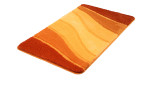 Kleine Wolke Badteppich Safran Ocean, 60 x 100 cm, gewellte orange, gelb & rote Streifen auf weißem Hintergrund.