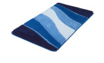 Kleine Wolke Badteppich Ocean 80 x 150 cm, weiche Synthetikfaser, gewellte blaue Streifen auf weiß.