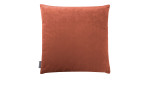 Eine Terrakotta Kissenhülle Nobless 50x50 cm mit einem kleinen Stoffanhänger, isoliert auf weißem Hintergrund.