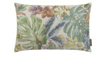 Kissenhülle Laguna 40 x 60 cm mit tropischem Blatt- und Blumenmuster in Grün, Gelb und Braun auf hellem Grund.