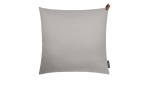 Hellgraue Kissenhülle Korfu 50 x 50 cm aus Kunstfaser, kleine braune Schlaufe, dunkles Etikett, auf weißem Hintergrund.