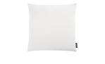 Die Kissenhülle Morten 45 x 45 cm ist eine schlichte weiße Jaquard-Kissenhülle mit einem kleinen schwarzen Anhänger am rechten Rand.