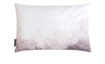 Kissenhülle Fiori 40 x 60 cm: Rechteckige Hülle mit weichem Farbverlauf von weißer Oberseite zu hellgrauer Unterseite aus Kunstfaser.
