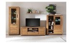 Vitrine Grazia in Kombination mit Lowboard und Highboard dekoriert und beleuchtet vor einer farbigen Wand.