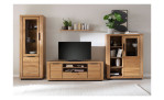 Wohnwand bestehend aus Vitrine, Lowboard und Highboard mit Dekoration vor einer farbig gestrichenen Wand.