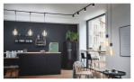 Moderne Küche mit schwarzen Schränken, Spot URail 11 cm Leuchten und einem kleinen Essbereich in der Nähe eines großen Fensters.