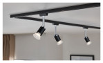 Der Spot URail 15 cm verfügt über drei verstellbare schwarze und metallene Strahler für eine moderne Deckenbeleuchtung in Innenräumen.