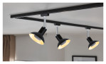 Drei Spot URail 15 cm Stromschienenleuchten mit kegelförmigen Schirmen aus Kunststoff und Metall erhellen eine moderne Decke.