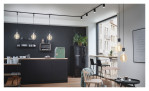 Moderne Küche mit schwarzen Schränken, Pendel-Adapter URail 12 cm Leuchten, grünem Kühlschrank, und Stadtblick.