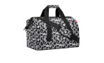 Reisenthel Reisetasche Allrounder L mit schwarzem und weißem Leopardenmuster, schwarzen Griffen und einem Schulterriemen.