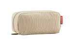 Reisenthel Kosmetiktasche Multicase in Beige Cord Sand, recyceltes Polyester, rotes Reisenthel-Label seitlich.