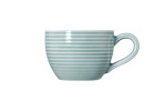Die Seltmann Espresso Obere Beat Arktisblau 110 ml Tasse hat horizontale weiße Streifen und einen Henkel auf weißem Grund.