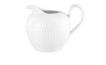 Das Seltmann Milchkännchen Amina 0.290 ml hat eine gerippte Textur, einen geschwungenen Henkel und einen Ausguss auf weißem Grund.