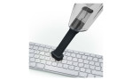 Ein SEVERIN Akku-Handstaubsauger von Severin reinigt die Tasten einer weißen Computertastatur.