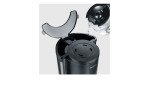 Ein Wasserkocher gießt Wasser in den offenen Deckel einer Severin SEVERIN Filterkaffeemaschine Typ Kaffee.