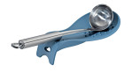Auf der Küchenprofi Löffelablage Trend 22,5 cm ruht eine Suppenkelle aus Metall in blau mit Noppen und einem Loch an einem Ende.