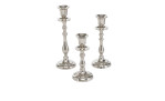 Drei Boltze Kerzenhalter Vicco 16 cm in silberfarben und unterschiedlichen Höhen stehen auf einem weißen Hintergrund.