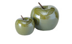 Zwei glänzende Boltze Deko-Apfel Perly 9 cm grün aus Keramik mit kurzen braunen Stielen auf weißem Grund.