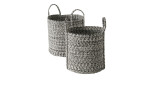 Zwei graue Boltze Deko-Korb Trollo 43 cm geflochtene Körbe mit Griffen, gezeigt auf einem weißen Hintergrund.
