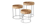 Tisch Elo 43 cm: Set aus drei runden Weidenkörben auf Metallständern, hergestellt aus natürlichen Materialien, weißer Hintergrund.