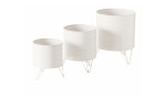 Drei cremefarbene Übertopf Rillana 17 cm Pflanzgefäße auf Drahtständern, nebeneinander in verschiedenen Höhen.