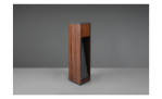 Trio's Wegeleuchte Canning 40 cm: hoher, rechteckiger Holzsockel mit schwarzem Dreiecksausschnitt auf grauem Hintergrund.