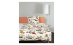 Einzelbett mit Mako-Satin-Bettwäsche Modern Art S 155x220 cm und Oldtimer-Druck-Kissenbezug bei einer hohen weißen Stehlampe.