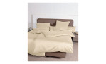 Mako-Satin Kissenbezug Colors in der Größe 80 x 80 cm und in der Farbausführung creme, auf einem Bett bezogen mit der passenden Bettwäsche und anderen Kissen