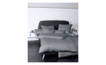 Mako-Satin K9ssenbezug Colors, in der Größe 40 x 80 cm und in der Farbausführung grau, auf einem Bett bezogen mit der passenden Bettwäsche und weiteren Kissen