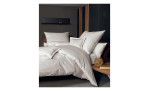 Mako-Satin Bettwäsche Modernclassic in der Göße 135 x 200 cm un in der Farbausführung beige, auf einem Bett bezogen