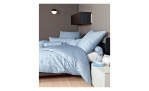 Mako-Satin Bettwäsche Modrnclassic in der Größe 135 x 200 cm un din der Farbausführung blau, kariert, auf einem Bett bezogen