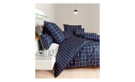 Mako-Satin Bettwäsche Mordernclassic in der Größe 135 x 200 cm und in der Farbausführung blau, kariert, auf einem Bett bezogen