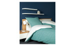Seersucker Wendebettwäsche in der Farbe gün / weiß mit weißen Streifen, in der Göße ca. 155  x  200 cm mit zwei Wandsteckboarden und ein Bett mit einem Nachttisch 