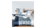 Mako-Satin Bettwäsche Milano in der Größe 135 x 200 cm und in in Blau / Weiß Tönen mit Muster. Bettbezug auf einem Bett mit Deko