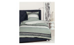 Mako-Satin Bettwäsche 98085 Moments in der Göße 135 x 200 cm mit grün, anthrazit, silber Streifen auf ein Bett bezogen mit Deko