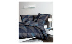  Größe 135 x 200 cm und in der Farbausführung anthrazit, beige, blau kariert und liniert auf einem Bett bezogen mit Deko
